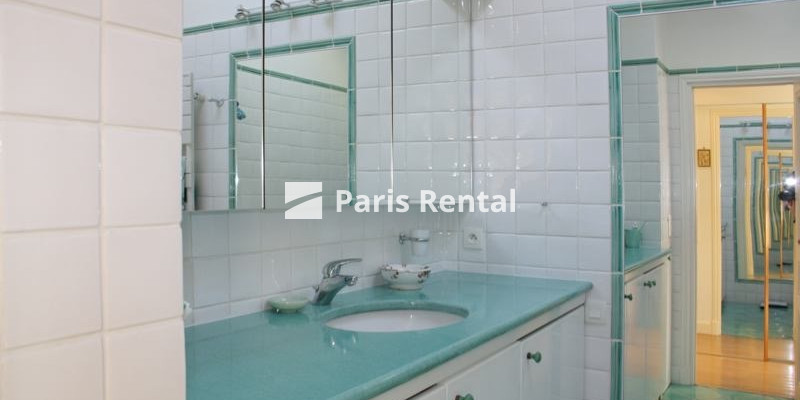 Bathroom - 
    7th district
  Tour Eiffel / Ecole Militaire, Paris 75007

