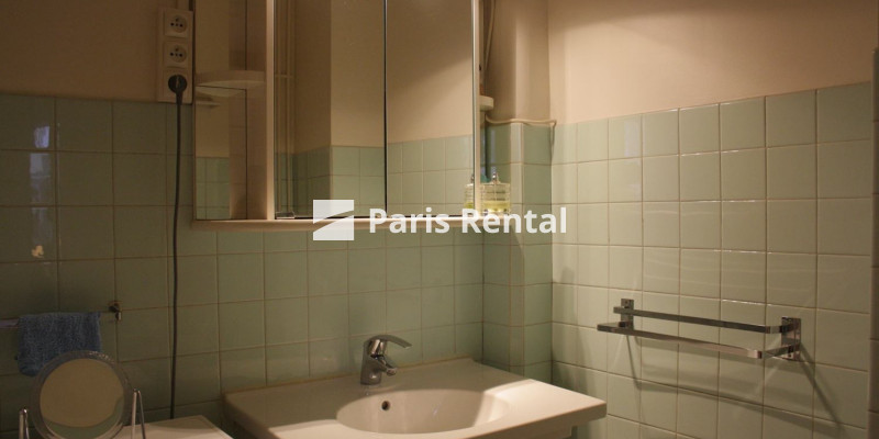 Bathroom - 
    7th district
  Tour Eiffel, Paris 75007
