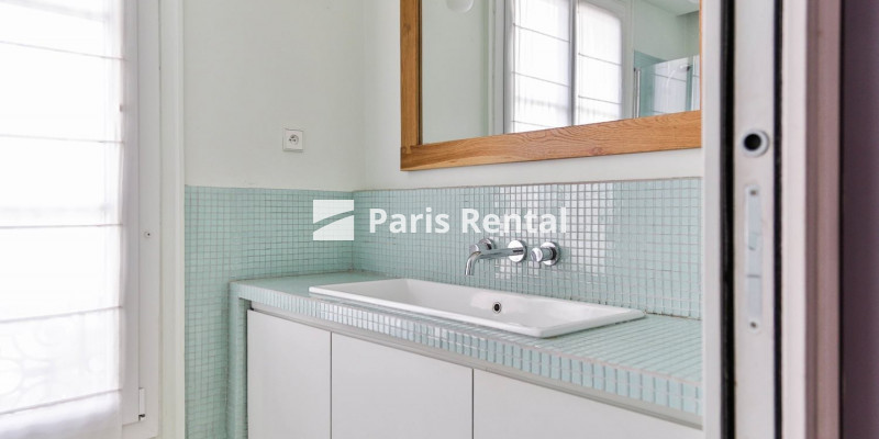 Bathroom - 
    10th district
  République, Paris 75010
