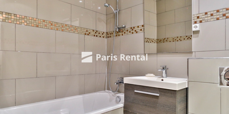 Bathroom - 
    17th district
  Wagram, Paris 75017
