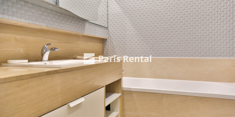 Bathroom - 
    16th district
  Victor Hugo, Paris 75016
