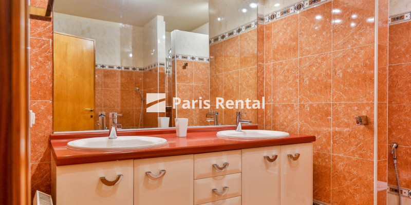 Bathroom 1 - 
    16th district
  Trocadéro, Paris 75016
