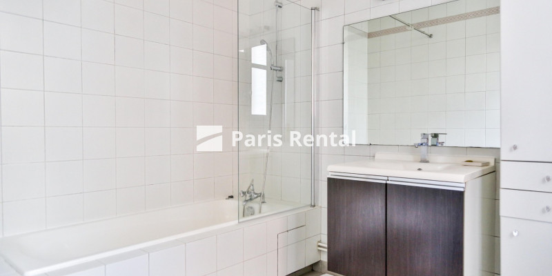 Bathroom - 
    16th district
  Victor Hugo, Paris 75116
