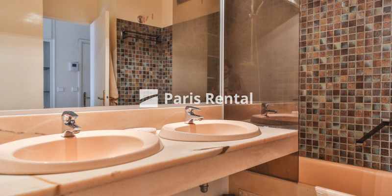 Bathroom - 
    8th district
  Monceau, Paris 75008
