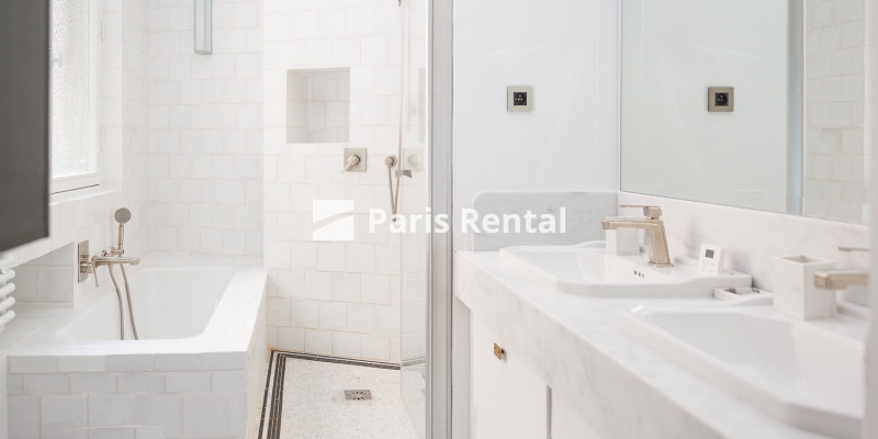 Bathroom - 
    15th district
  Breteuil / Suffren, Paris 75015
