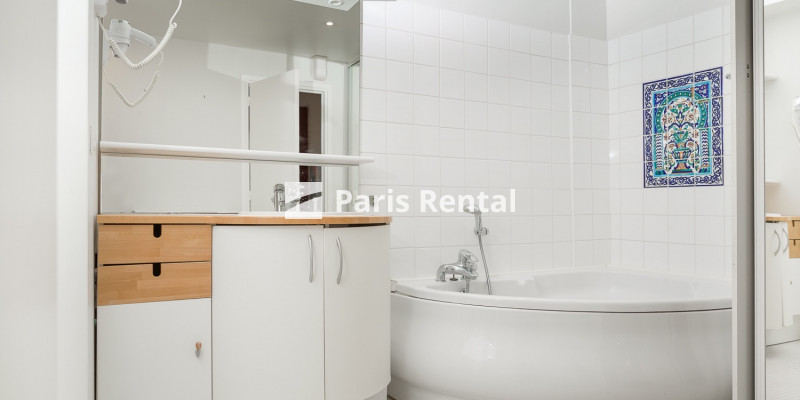 Bathroom - 
    16th district
  Etoile, Paris 75016

