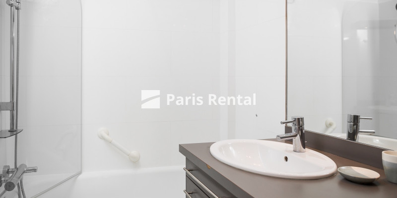 Bathroom - 
    17th district
  Porte Maillot, Paris 75017
