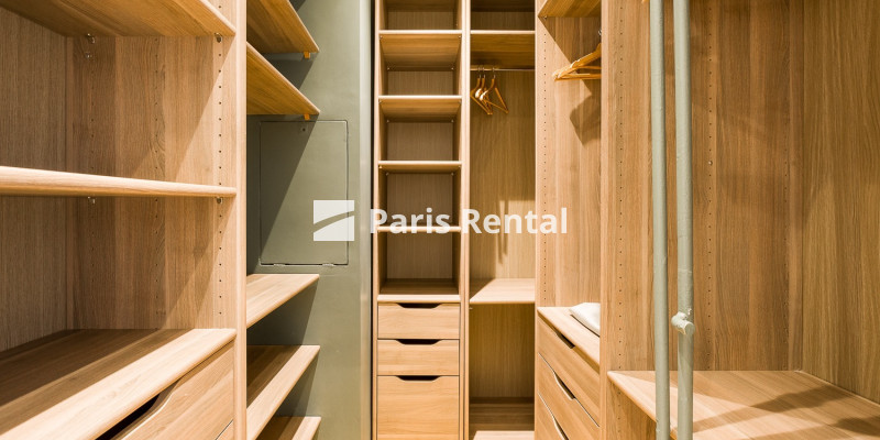 Walk-in closet - 
    16th district
  Passy - La Muette, Paris 75016
