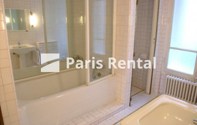 Bathroom - 
    16th district
  Paris 75016
