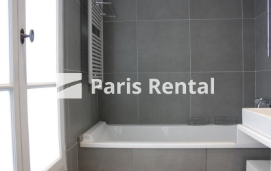 Bathroom - 
    16th district
  Porte Maillot, Paris 75016
