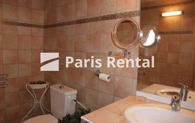Bathroom - 
    16th district
  Paris 75016
