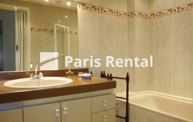 Bathroom - 
    17th district
  Paris 75017
