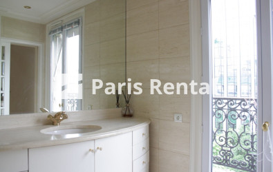 Bathroom - 
    17th district
  Paris 75017
