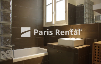 Bathroom - 
    16th district
  Trocadéro / Passy, Paris 75016
