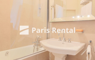 Bathroom - 
    9th district
  Saint-Georges, Paris 75009
