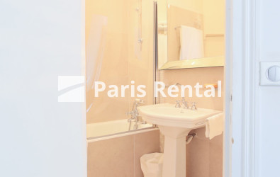 Bathroom - 
    9th district
  Saint-Georges, Paris 75009
