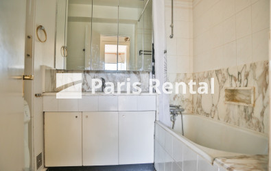 Bathroom - 
    16th district
  Victor Hugo, Paris 75116
