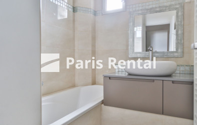 Bathroom 1 - 
    17th district
  Péreire, Paris 75017
