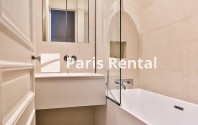 Bathroom - 
    8th district
  Monceau, Paris 75008
