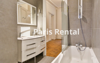 Bathroom - 
    16th district
  Etoile, Paris 75016
