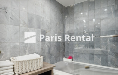 Bathroom - 
    17th district
  Etoile, Paris 75017
