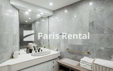 Bathroom - 
    17th district
  Etoile, Paris 75017
