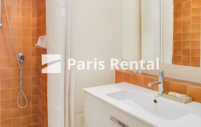 Bathroom (shower only) - 
    16th district
  Trocadéro, Paris 75016
