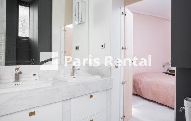 Bathroom - 
    15th district
  Breteuil / Suffren, Paris 75015
