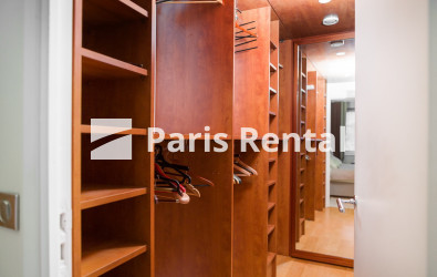 Walk-in closet - 
    16th district
  Etoile, Paris 75016
