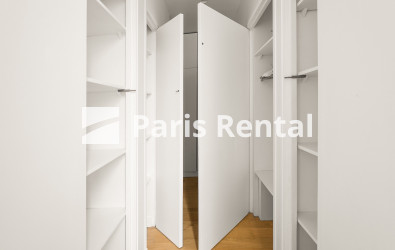 Walk-in closet - 
    16th district
  Trocadéro, Paris 75016
