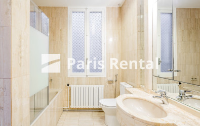Bathroom 1 - 
    8th district
  Triangle d'Or, Paris 75008
