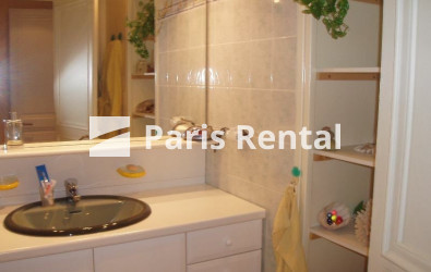 Bathroom - 
    18th district
  Paris 75018
