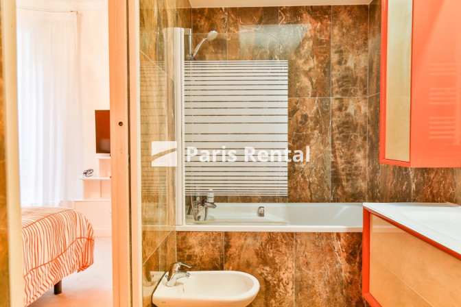 Bathroom 1 - 
    17th district
  Plaine-Monceau, Paris 75017
