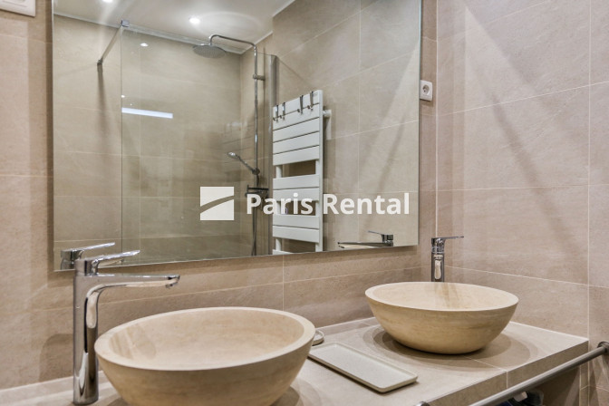 Shower-room 1 - 
    16th district
  Trocadéro, Paris 75116
