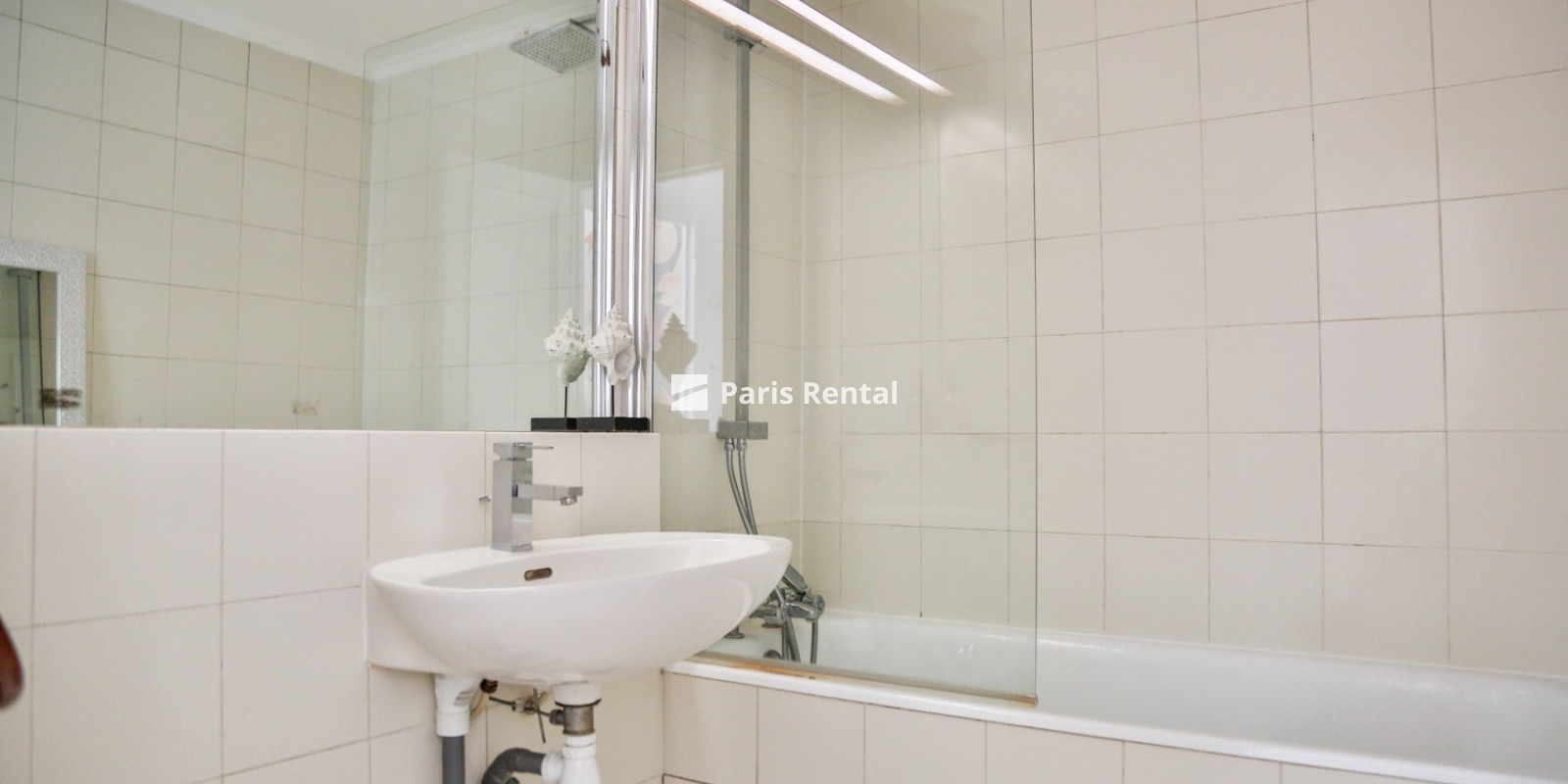 Bathroom - 
    4th district
  Le Marais, Paris 75004
