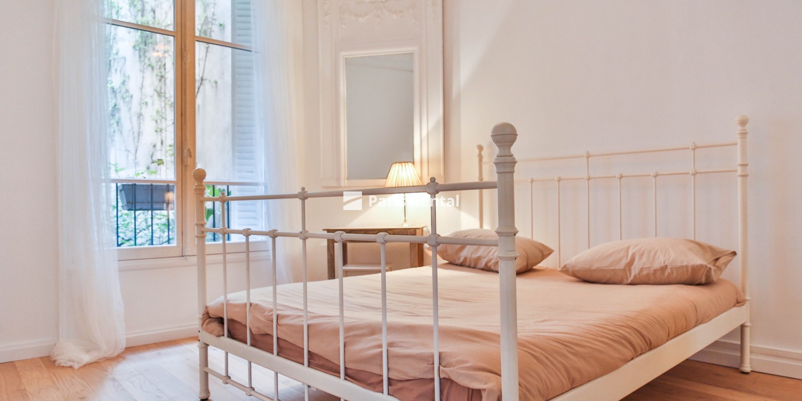 Bedroom - 
    18th district
  Montmartre, Paris 75018
