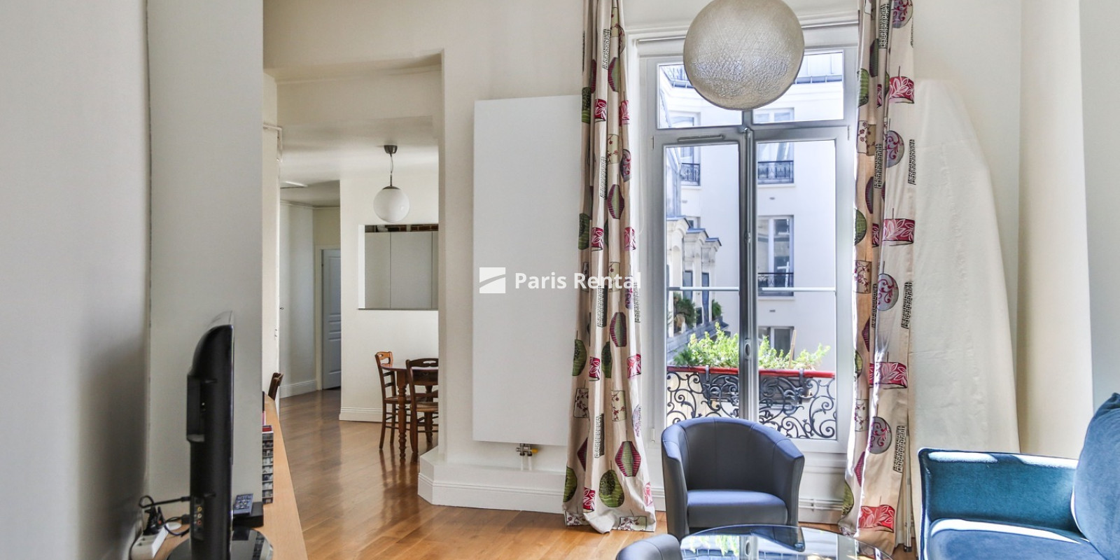 Living room - 
    10th district
  Canal St.Martin, Paris 75010
