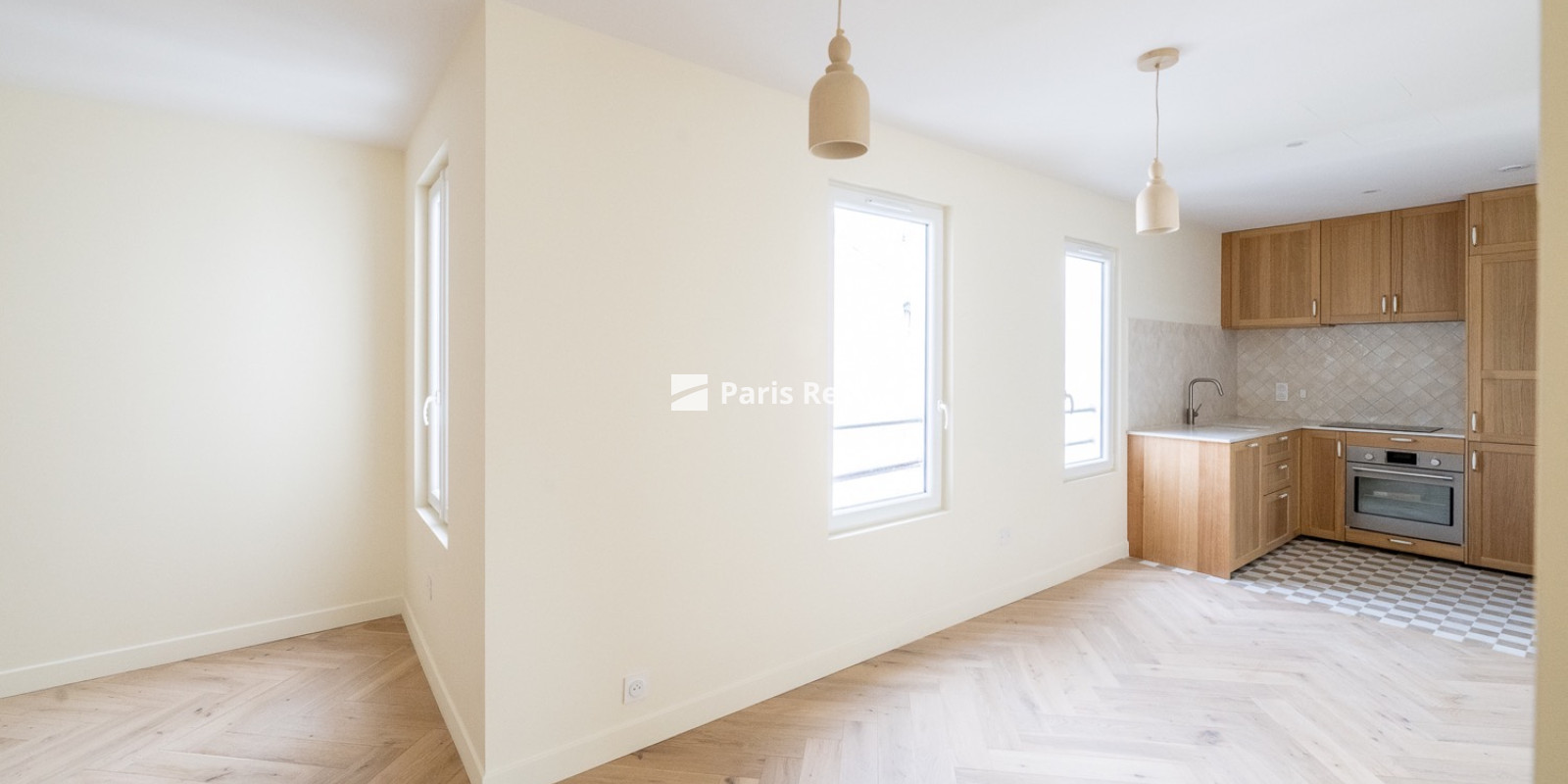  - 
    8th district
  Saint Lazare, Paris 75008

